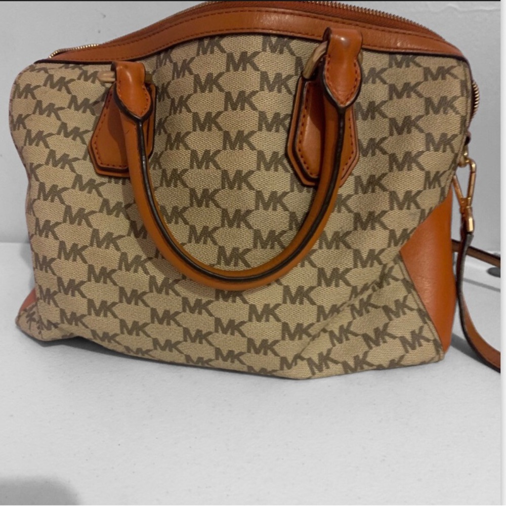 💝 Bundle 2 for $100 Michael Kors logo bucket bag